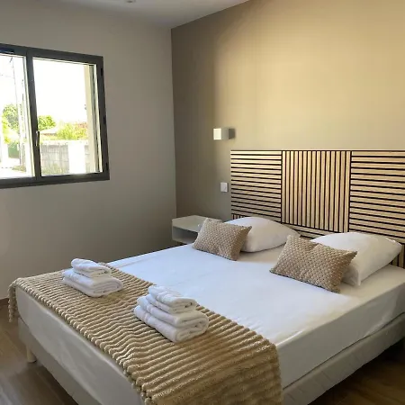 La Girondoise Avec Piscine Chauffee 别墅 *
